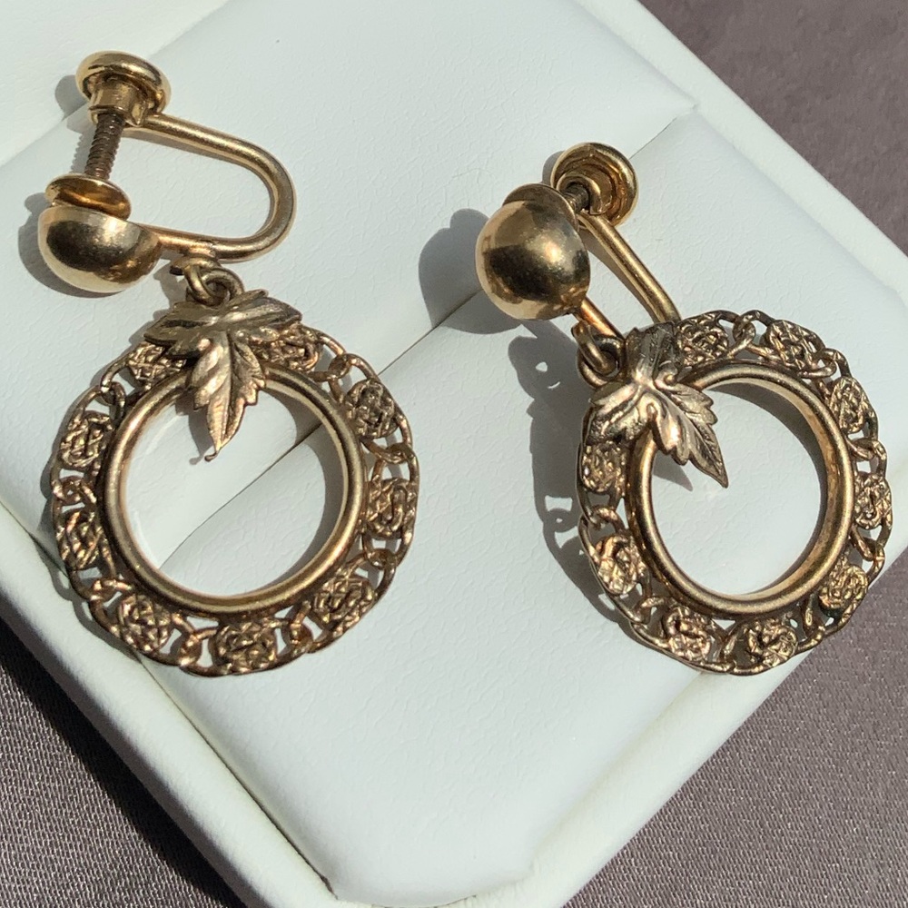 Gold Screw Back Earrings. Vintage. Gold dangle with leaf and knot design.